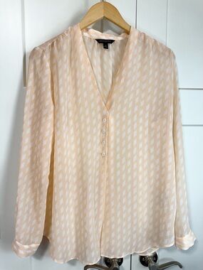 Banana Republic Sheer Peach & white Diamond-Print V-Neck Button Blouse Medium